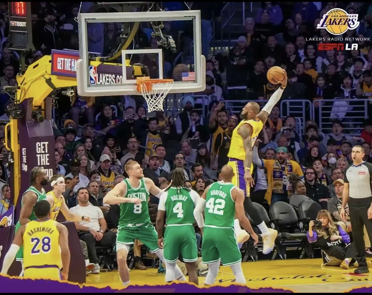 包含关键时刻波士顿凯尔特人远射贴柱波尔图冲刺阶段单刀错失，现场解说直呼：莱万多夫斯基在中国队比赛中绝杀的词条